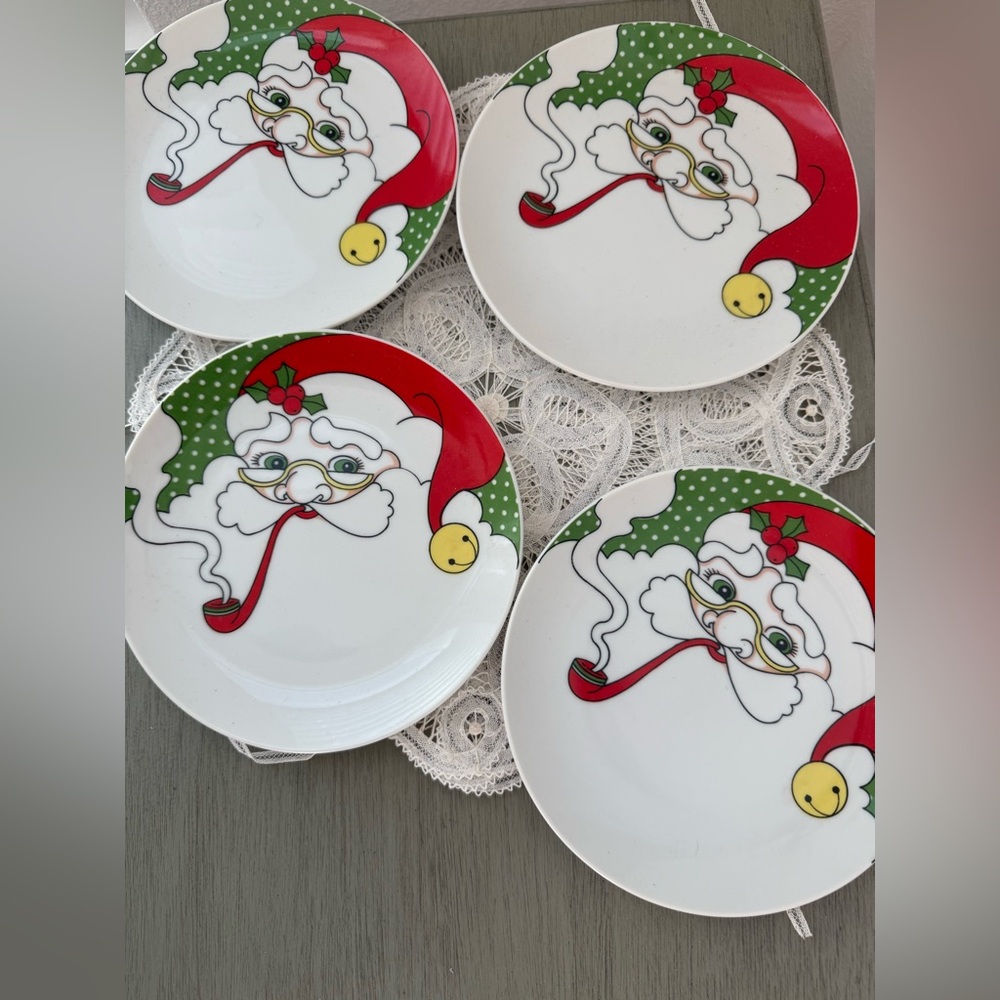 Set-4 Vintage Fitz & Floyd
Variations 1979 Christmas Santa
Claus 7" Salad Plates